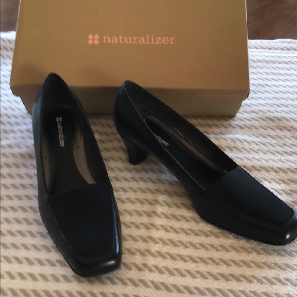 NEW Naturalizer Black heels Size 6.5